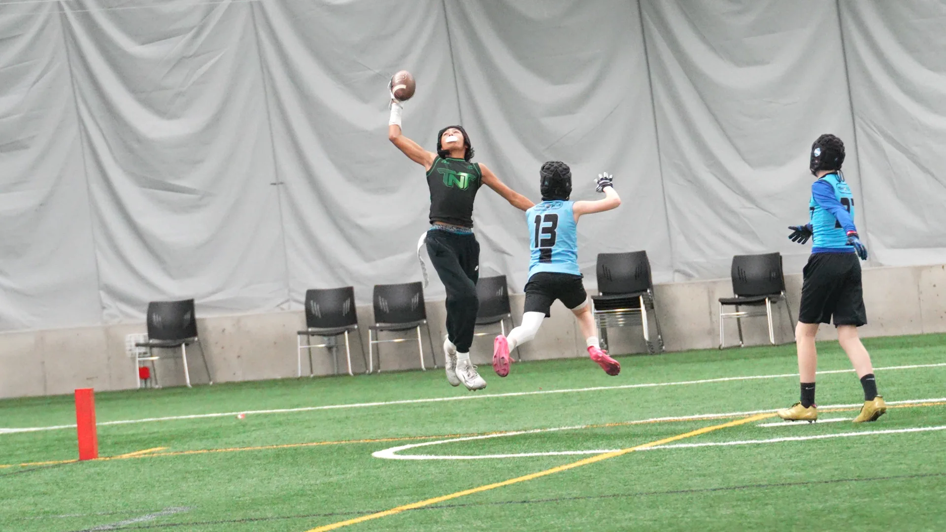 Maxwell Preasha making a one-handed catch during 7-on-7 football